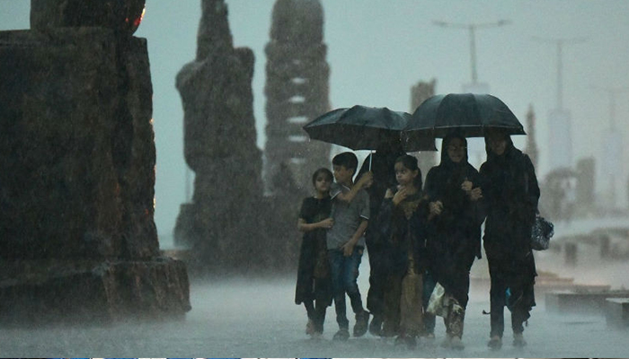 കേരളതീരം വിട്ട് മഹാ ചുഴലിക്കാറ്റ്: ചുഴലിക്കാറ്റ് ഒമാന്‍ തീരത്തേക്ക്