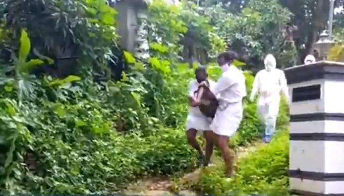 അരയ്ക്കുതാഴെ തളര്‍ന്ന, കോവിഡ് ബാധിതനായ യുവാവിനെ ആശുപത്രിയില്‍എത്തിച്ച് മറ്റ് രണ്ടു കോവി‍ഡ്  ബാധിതര്‍ മാതൃകയായി.