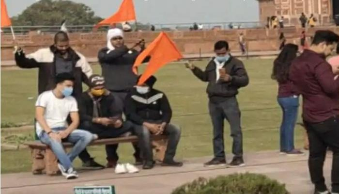 താജ്‌മഹലിനു മുന്നിൽ കാവിക്കൊടി വീശി ശിവസ്തുതികൾ ചൊല്ലി , നാല് ഹിന്ദു ജാഗരൺ മഞ്ച് പ്രവർത്തകർ അറസ്റ്റിൽ