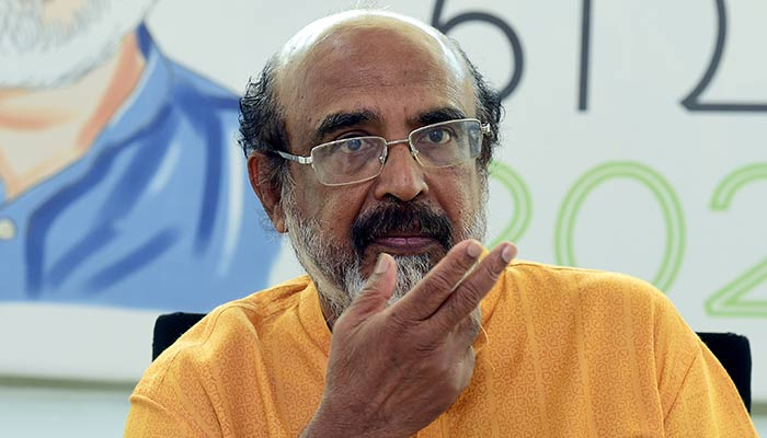 ധനമന്ത്രി തോമസ്‌ ഐസക്കിന്റെ  വാഹനം ബൈക്കുമായി കൂട്ടിയിടിച്ചു
