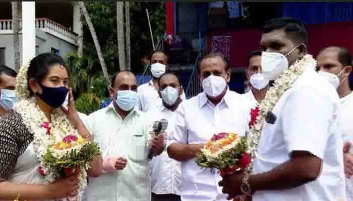 കാറ്ററിംഗ്‌ തൊഴിലാളികളുടെ വേറിട്ട പ്രതിഷേധം . കോവിഡ്‌ മാനദണ്ഡം ലംഘിച്ചതിന്‌ പോലീസ്‌ കേസെടുത്തു