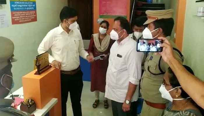 നിബന്ധനകൾ ലംഘിച്ച് കോവിഡ് പരിശോധനാ ലാബുകൾ; കളക്ടറുടെ നിർദേശപ്രകാരം നടത്തിയ റെയ്ഡിൽ കൊച്ചിയിൽ മെഡിക്കൽ ലാബുകൾ പൂട്ടിച്ചു