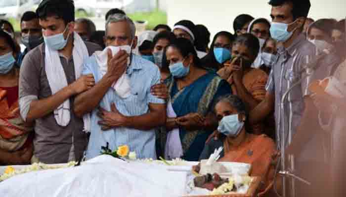 കൂട്ടിക്കലില്‍ ഉരുള്‍ പൊട്ടലില്‍ കൊല്ലപ്പെട്ട 6 പേരുടെ മൃതദേഹങ്ങള്‍ 2 കല്ലറകളിലായി സംസ്‌കരിച്ചു