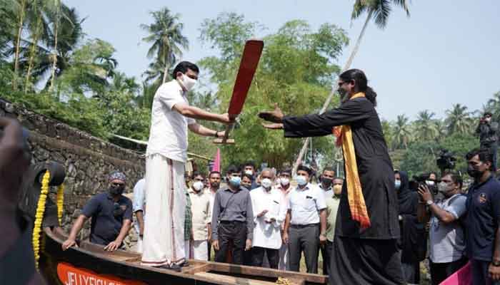 കോഴിക്കോട്: ബേപ്പൂര്‍ വാട്ടര്‍ ഫെസ്റ്റ്- ചാലിയാറിന്റെ ഓളപരപ്പില്‍ ചുരുളന്‍ വള്ളമിറങ്ങി