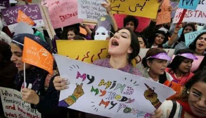 പാകിസ്ഥാനില്‍ മോഷണക്കുറ്റം ആരോപിച്ച് നാല് സ്ത്രീകളെ മര്‍ദ്ദിച്ച് നഗ്നരാക്കി തെരുവിലൂടെ നടത്തി