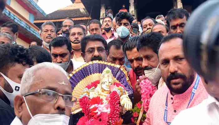 പത്തനംതിട്ടം: തങ്ക അങ്കി ഘോഷയാത്ര ആറന്മുളയില്‍ നിന്നും പുറപ്പെട്ടു