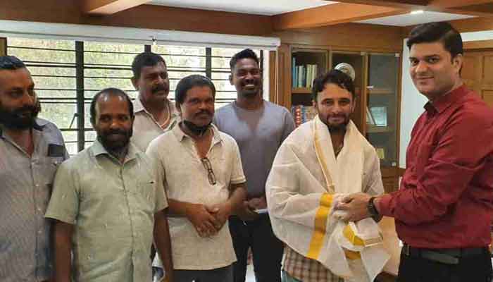 എറണാകുളം: കിണറ്റില്‍ വീണ കുട്ടിയെ രക്ഷിച്ച അഷറഫിനെ കളക്ടര്‍ അനുമോദിച്ചു
