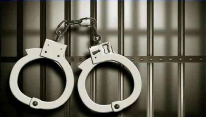തൃശ്ശൂർ: വീട് അളക്കാനെത്തിയ റവന്യൂ ഉദ്യോഗസ്ഥരെ തടഞ്ഞുവച്ച കേസില്‍ വീട്ടുടമ അറസ്റ്റില്‍