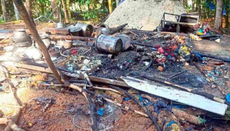 ഗ്യാസ്‌ സിലണ്ടര്‍ പൊട്ടിത്തെറിച്ച്‌ വീട്‌ തകര്‍ന്നു, ആളപായമില്ല.