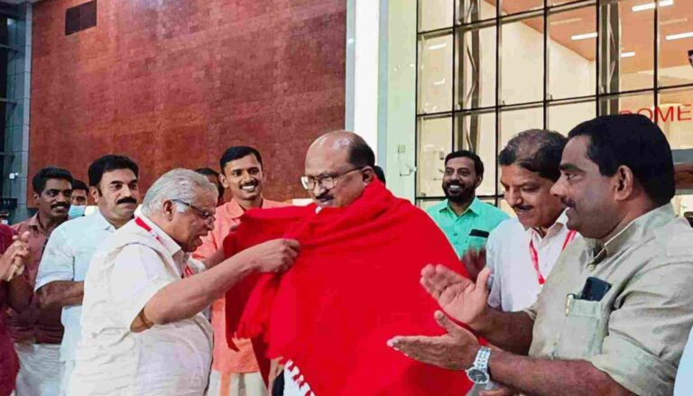 ചുവപ്പണിഞ്ഞ് കെ.വി.തോമസ്