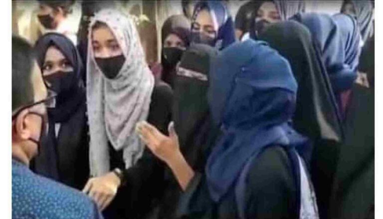 ഹിജാബിന്റെ പേരില്‍ വിദ്യാര്‍ത്ഥികള്‍ വീണ്ടും പരീക്ഷ ബഹിഷ്‌കരിച്ചു.