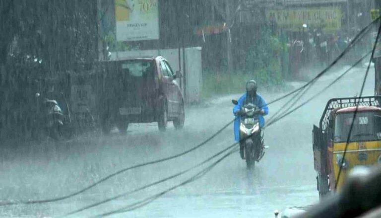 സംസ്ഥാനത്ത് അതിശക്തമായ മഴ തുടരുന്നു : റവന്യൂ മന്ത്രി കെ.രാജന്റെ ഓഫീസിൽ പ്രത്യേക കൺട്രോൾ റൂം തുറന്നു
