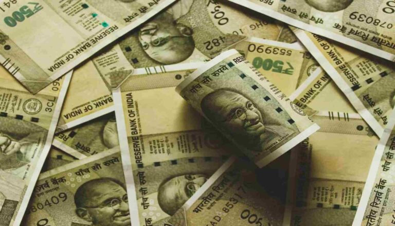 രൂപയുടെ മൂല്യം 77.76 ആയി ഇടിഞ്ഞു