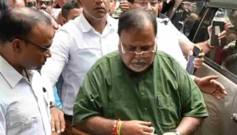 ചാറ്റര്‍ജിയെ മന്ത്രിസഭയില്‍ നിന്ന് പുറത്താക്കി പശ്ചിമ ബംഗാള്‍ മുഖ്യമന്ത്രി