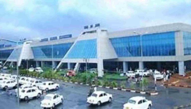 കരിപ്പൂര്‍ വിമാനത്താവളം: വലിയ വിമാനങ്ങള്‍ക്കുള്ള വിലക്ക് നീക്കാന്‍ മുഖ്യമന്ത്രി ആവശ്യപ്പെട്ടു