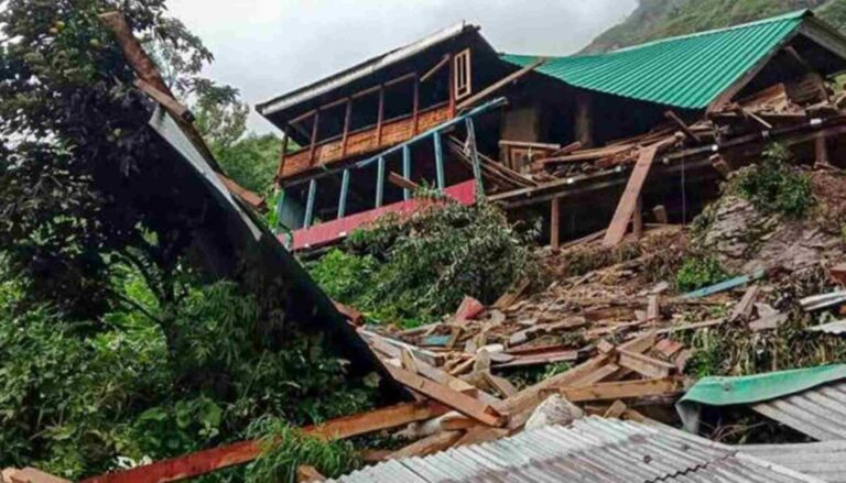 മിന്നല്‍ പ്രളയത്തിലും ഉരുള്‍പൊട്ടലിലും 31 മരണം