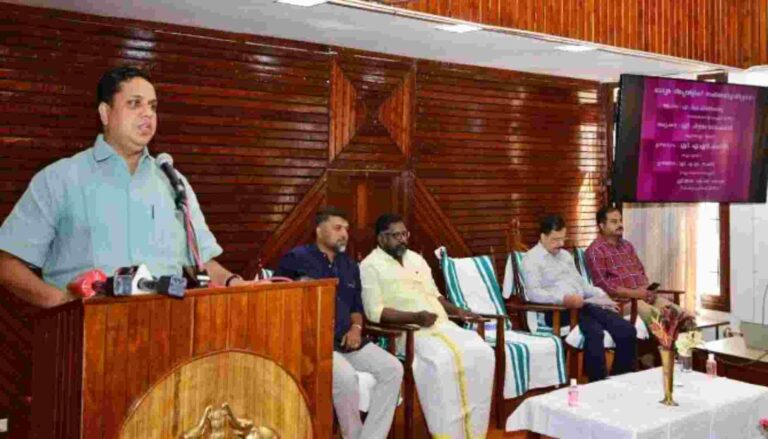 നിയമസഭക്കുള്ളിലെ തിരുത്തൽ ശക്തിയായി മാധ്യമങ്ങൾ നിലകൊള്ളണം